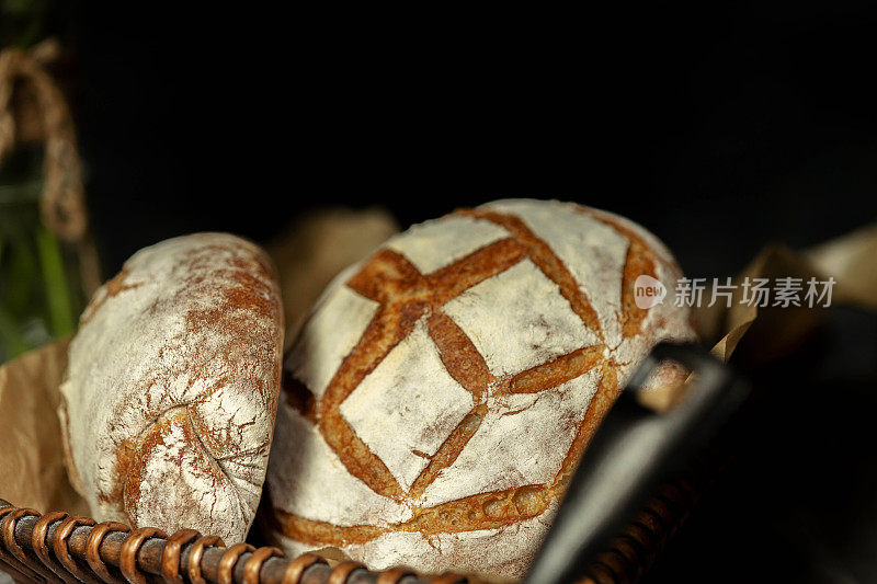 手工面包:在砧板上自制的酸面包