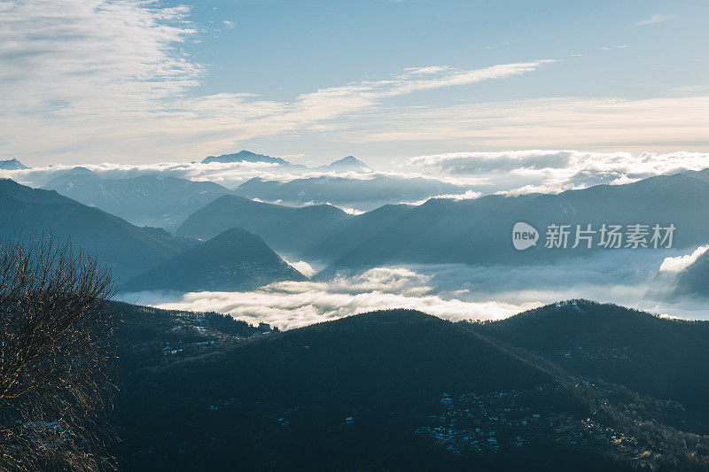 清晨瑞士阿尔卑斯山的美景