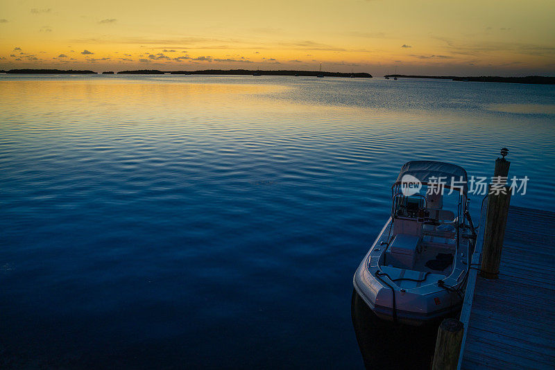 一艘小型充气摩托艇停靠在佛罗里达群岛