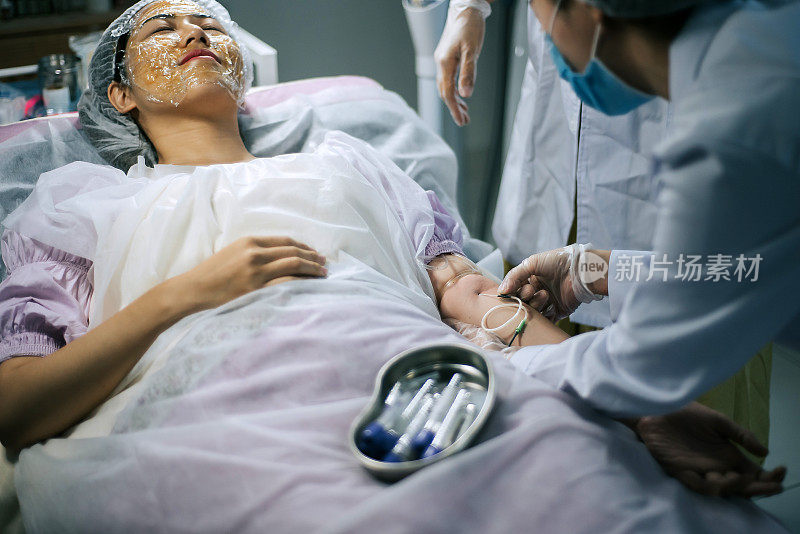 一名亚裔华裔女护士在诊所为一名中国女性患者的手臂静脉采血