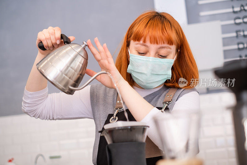在咖啡店里准备咖啡的年轻女咖啡师