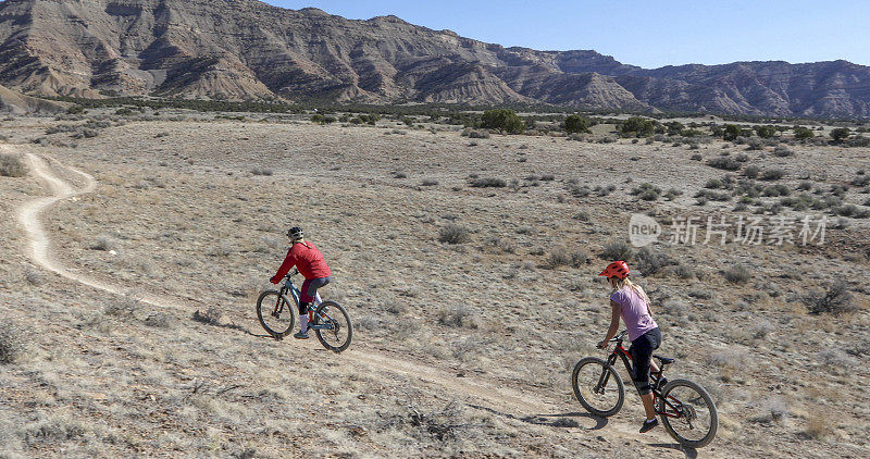 女山地自行车手沿着沙漠小径骑行