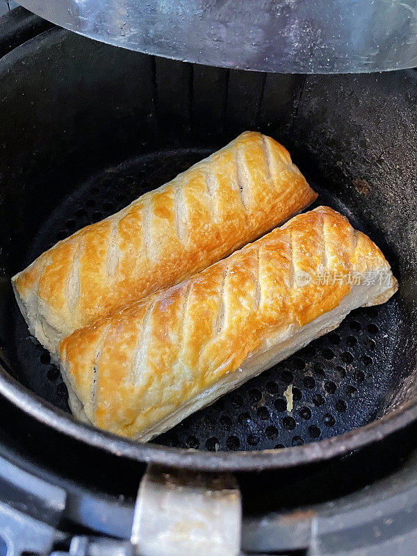 金黄色，新鲜脆肠卷在空气炸锅煮熟，更健康的选择，零食烹饪，高视角