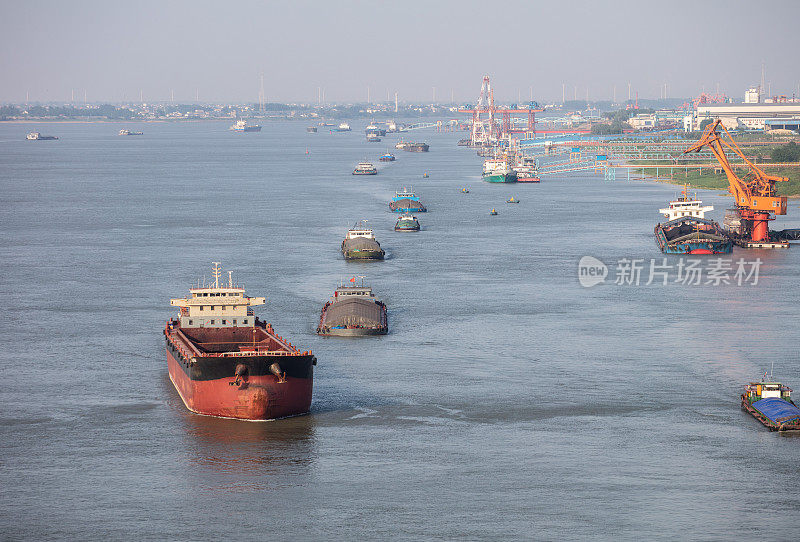 在江西境内的长江中下游九江段，江水充沛，水道拓宽加深，货轮不断穿梭其间。