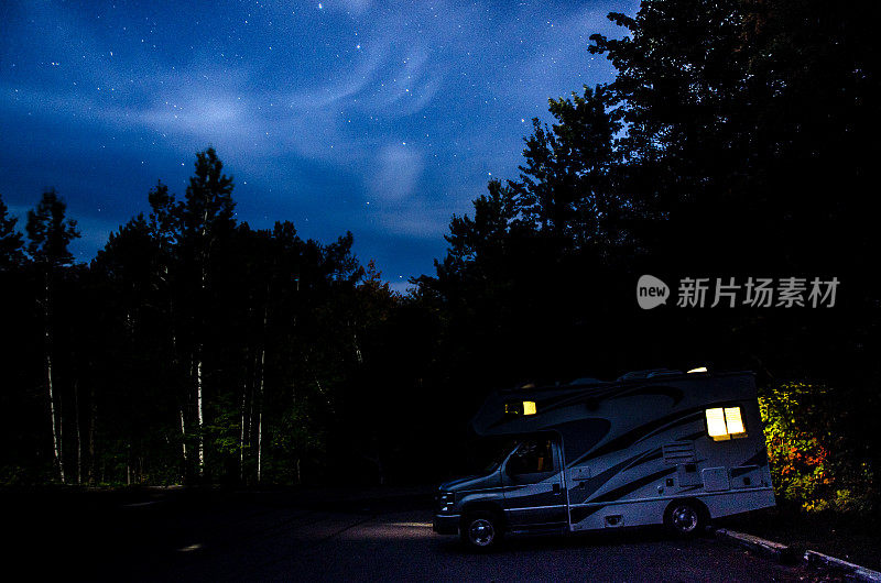 在繁星点点的夏夜，停在停车场的房车