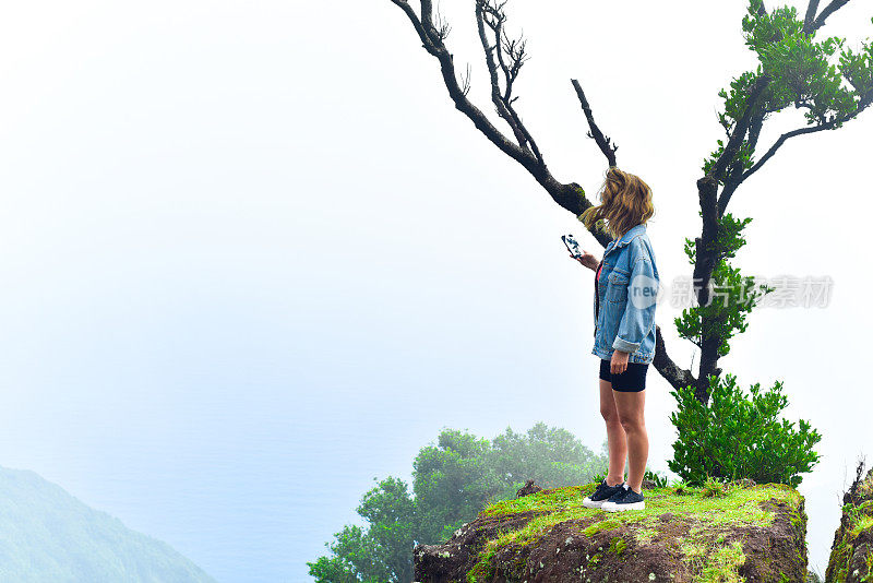 在徒步旅行中欣赏风景的女人