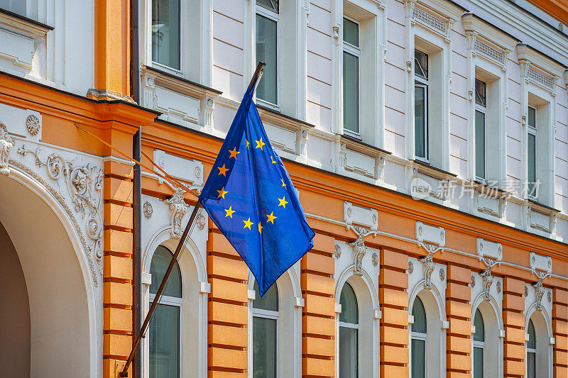 大厦外悬挂欧盟旗帜