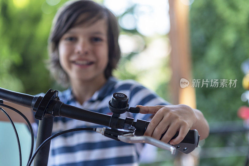 快乐的小男孩用自行车铃