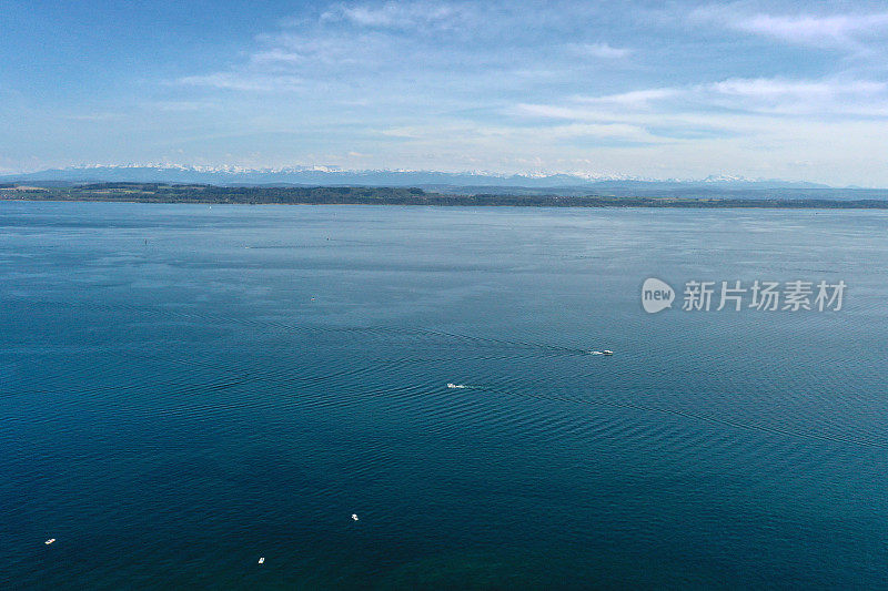 Neuchâtel湖面积为218.3平方公里(84平方英里)，Neuchâtel湖是完全位于瑞士的最大湖泊。这张高角度的照片拍摄于春天。