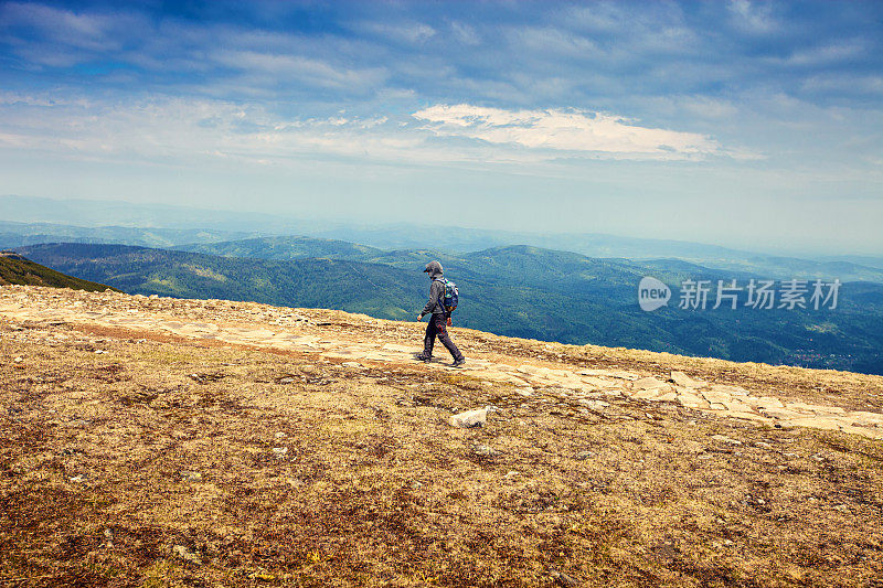 这个男孩在雨天走在山里