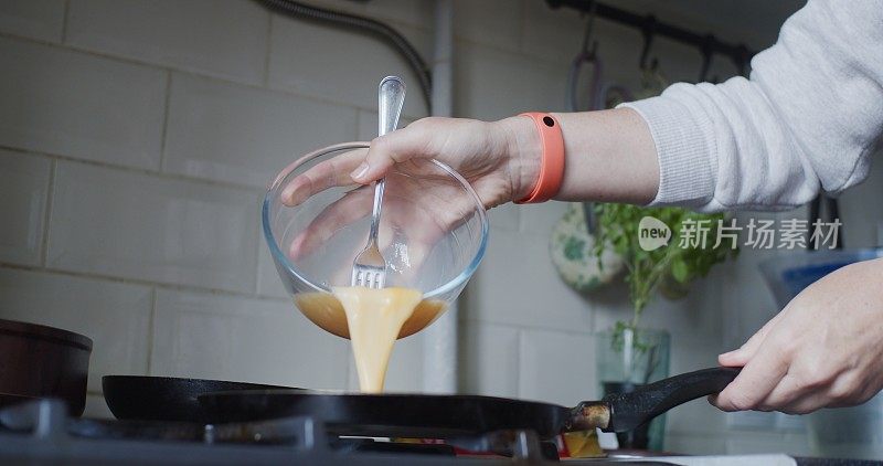 一位女士正在为两个人准备素食早餐。她没有使用任何塑料包装或器皿