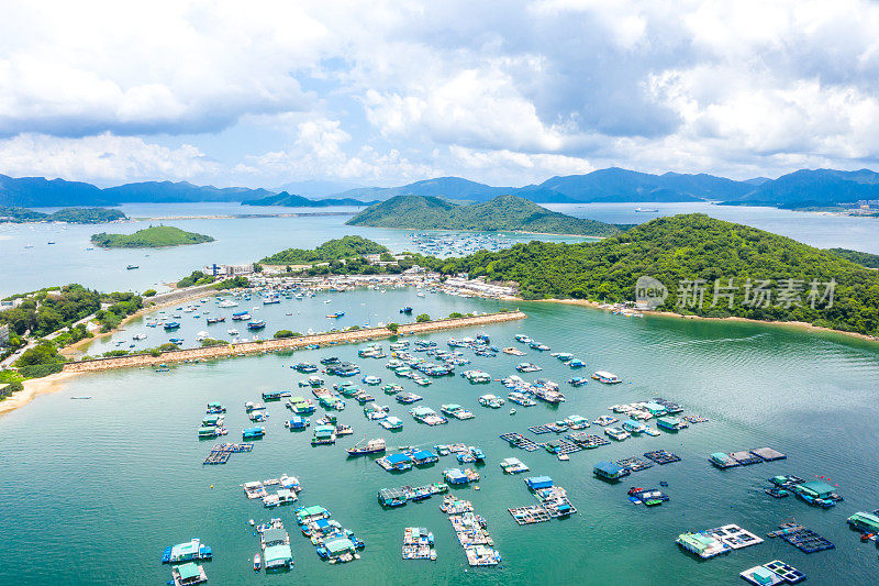 八仙岭郊野公园和三门仔新村以其海鲜市场和渔村餐馆而闻名