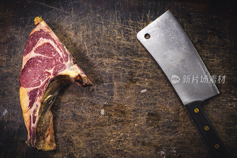 切肉刀及干熟的小牛肉排，放在切肉台上