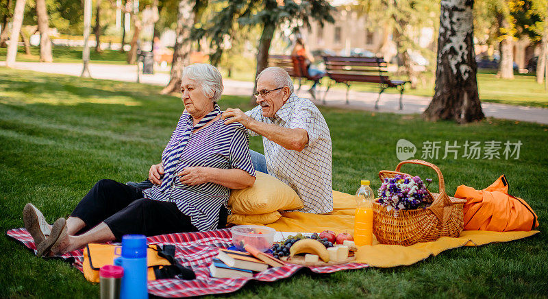 老夫妇在野餐