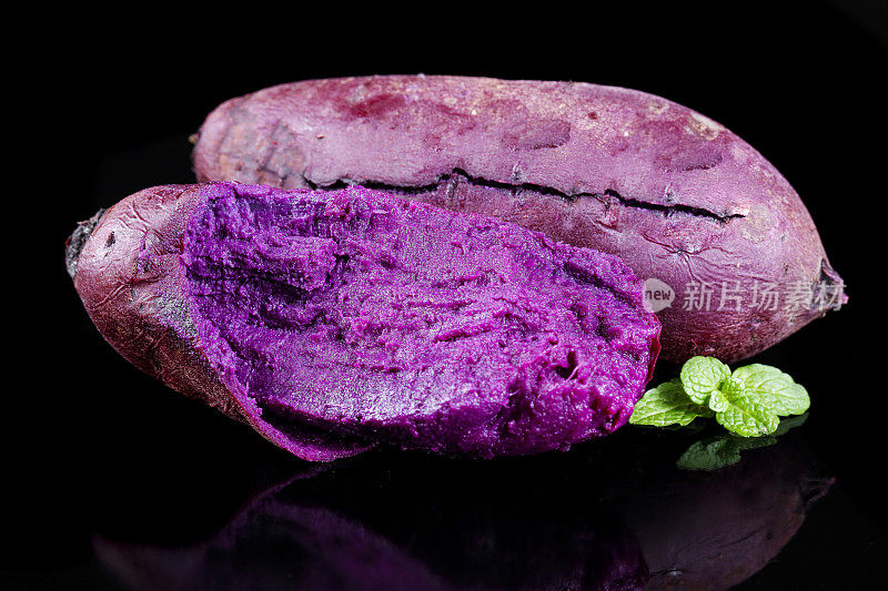 黑底上放着紫薯