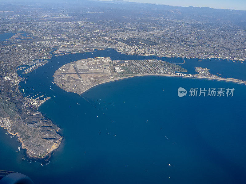 鸟瞰圣地亚哥港，这是一个晴朗的冬日，海湾里有商业和私人游艇和船只