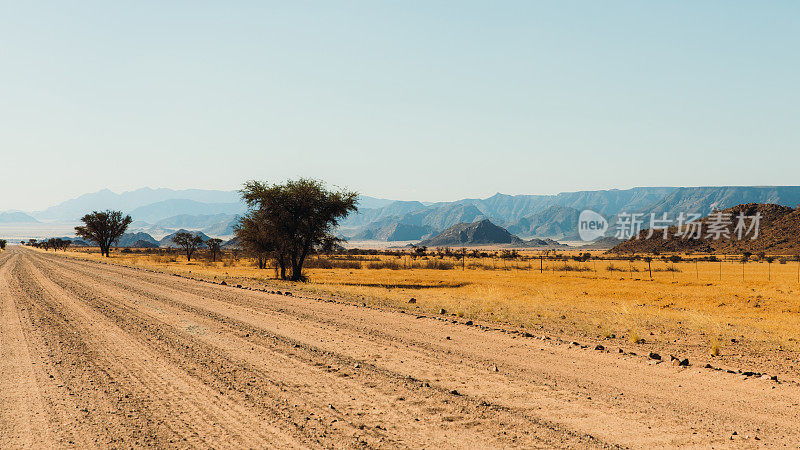 风景优美的道路穿过纳米比亚美丽的风景