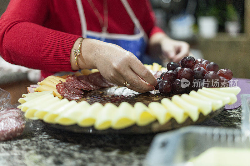 来自波哥大的拉丁妇女-哥伦比亚准备美味的奶酪板在家里