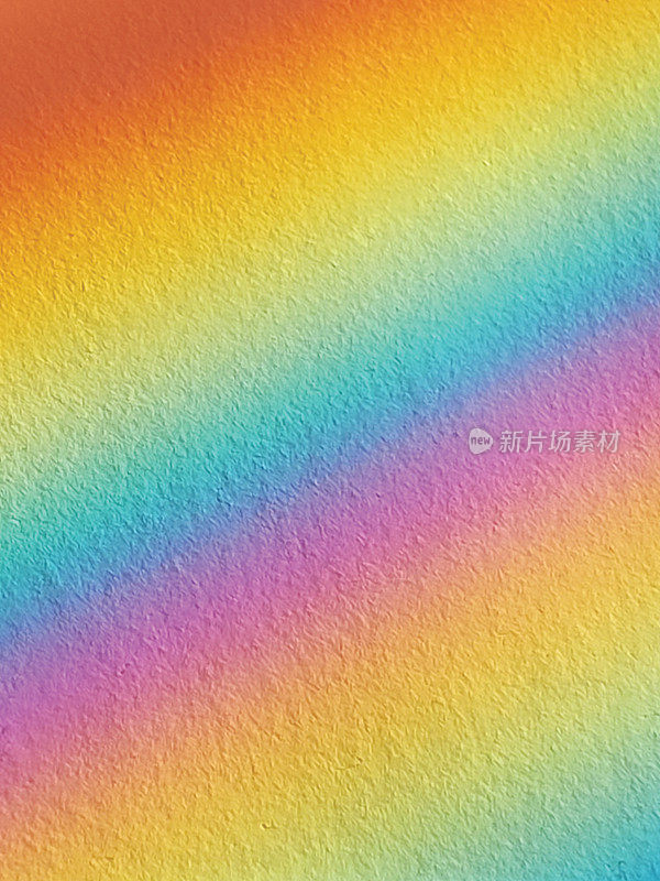 彩虹光照射在一张白色的纸上