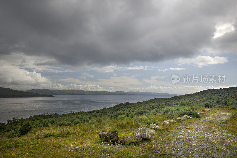 从苏格兰斯凯岛的Broadford和Elgol之间的Slapin湖的岸边看。