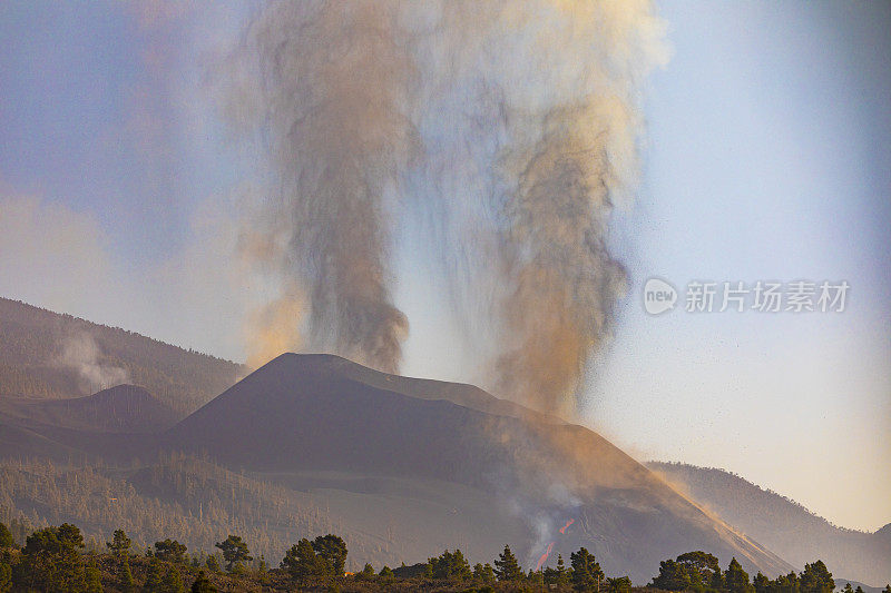 康伯利维亚火山爆发。火山锥和火山炸弹向黎明山移动，大量的气体和岩石形成垂直的双柱。