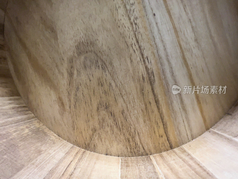 一幅用轻木头做成的圆形器皿的画。