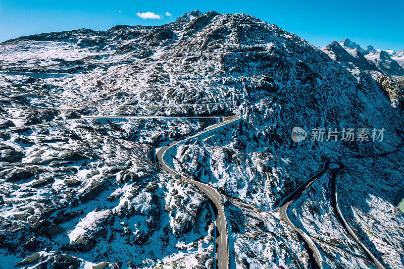 格里姆塞尔山口蜿蜒的道路鸟瞰图，阿尔卑斯山，瑞士