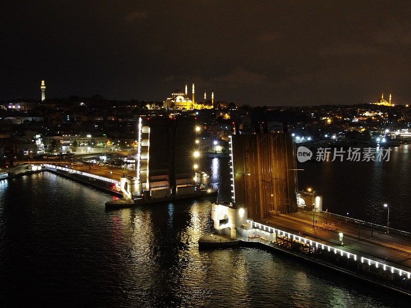 加拉塔吊桥开启。从伊斯坦布尔博斯普鲁斯海峡看加拉塔大桥的夜景。土耳其伊斯坦布尔