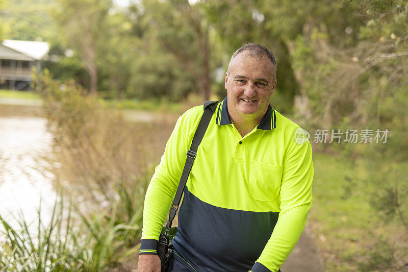 穿着高能见度工作服的行走男子