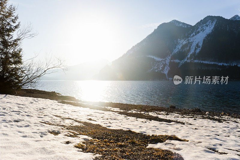 冬天日落时的瓦尔钦塞湖