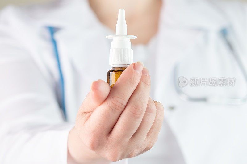 医生手中的鼻喷雾剂，感冒治疗，气雾剂，过敏性鼻炎