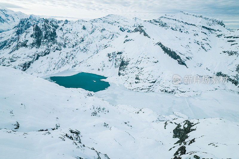 无人机观看湖泊和雪山