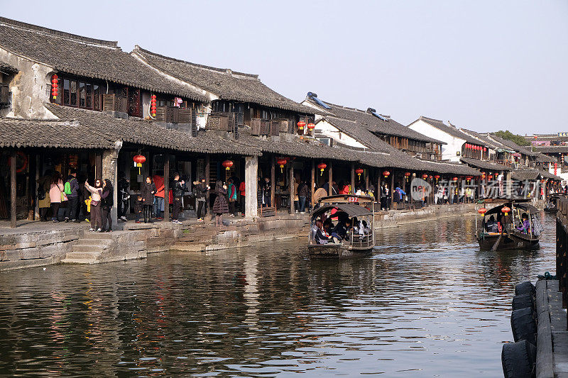 中国浙江省西塘镇的水渠两旁的中国建筑和建筑
