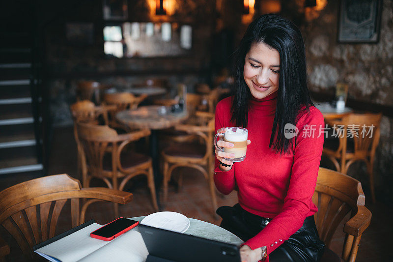 在市中心使用平板电脑的女人café