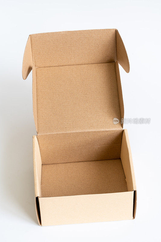 白色背景的硬纸盒或棕色纸盒