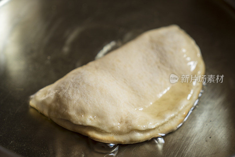 传统美味的土耳其食物，肉末在咸味糕点(土耳其名字;烟或烟)