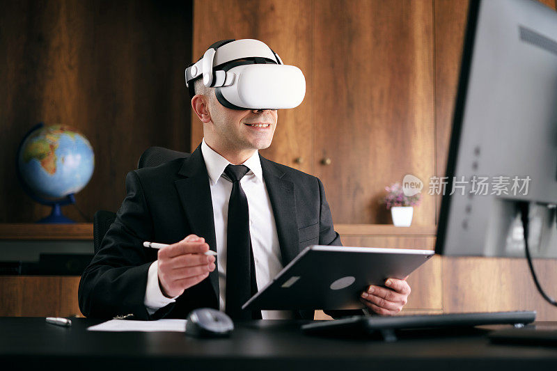 商人在办公室通过虚拟现实耳机进行远程商务会议。Metaverse的概念。