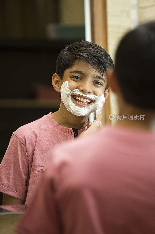 男孩喜欢把剃须泡沫涂在脸上