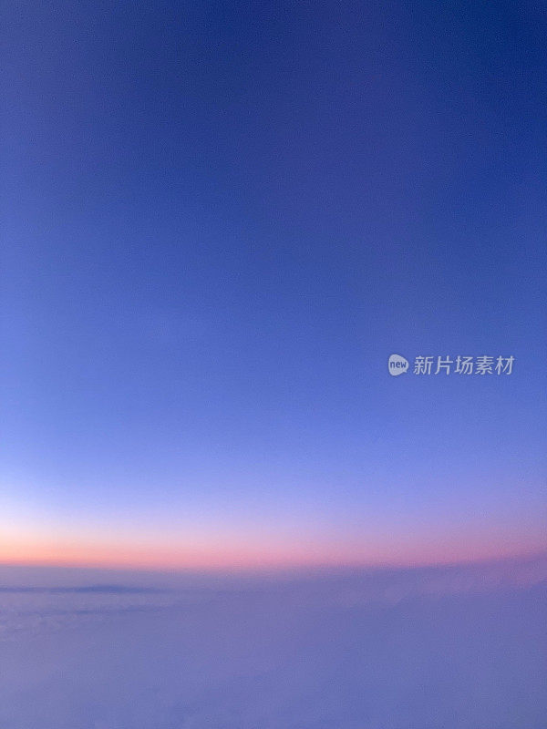 夕阳从空中垂直落下