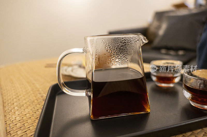 方形咖啡壶和咖啡杯