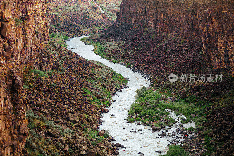 湍急的河流-马拉德峡谷峡谷