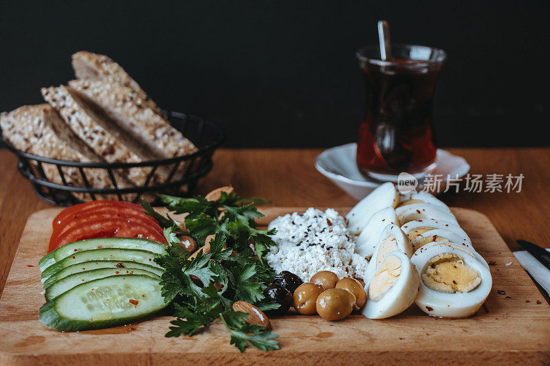 土耳其早餐，周日大早餐或早午餐与白奶酪和鸡蛋，土耳其铺早餐餐厅提供，土耳其茶