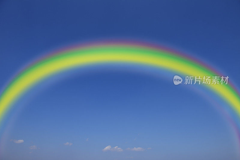 晴朗天空下的彩虹