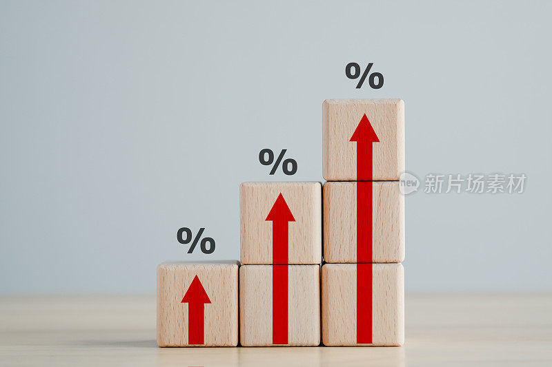 利率金融和抵押贷款利率的概念。木块上有红色箭头和百分比标志，金融增长，利率上升，通货膨胀，销售价格和税收上升的概念。