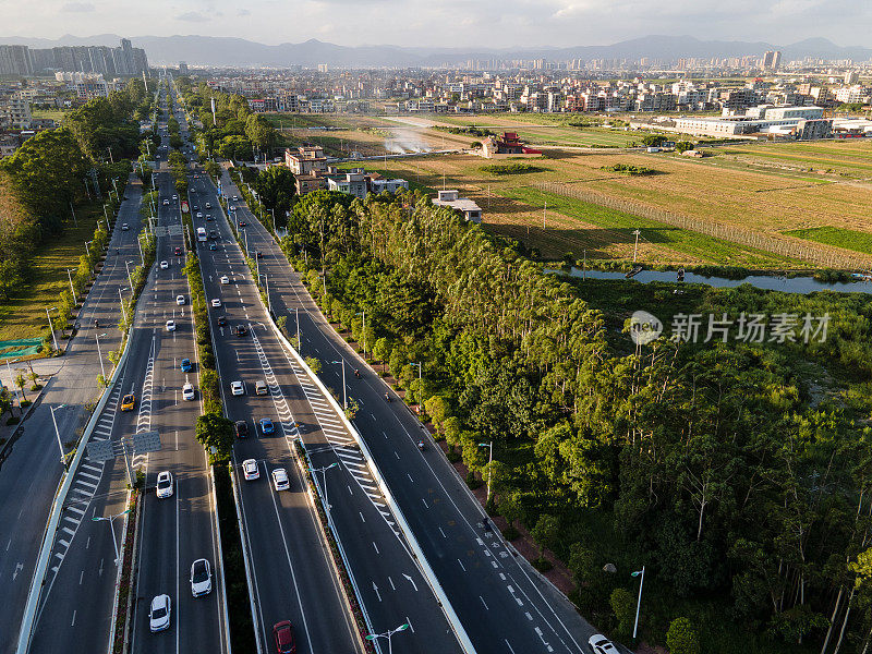 阳光午后现代城市繁忙道路的高角度视野