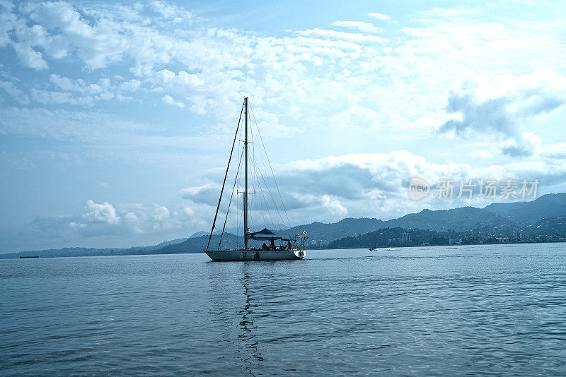 黑海巴统阿加拉的小船和游艇，格鲁吉亚，蓝天