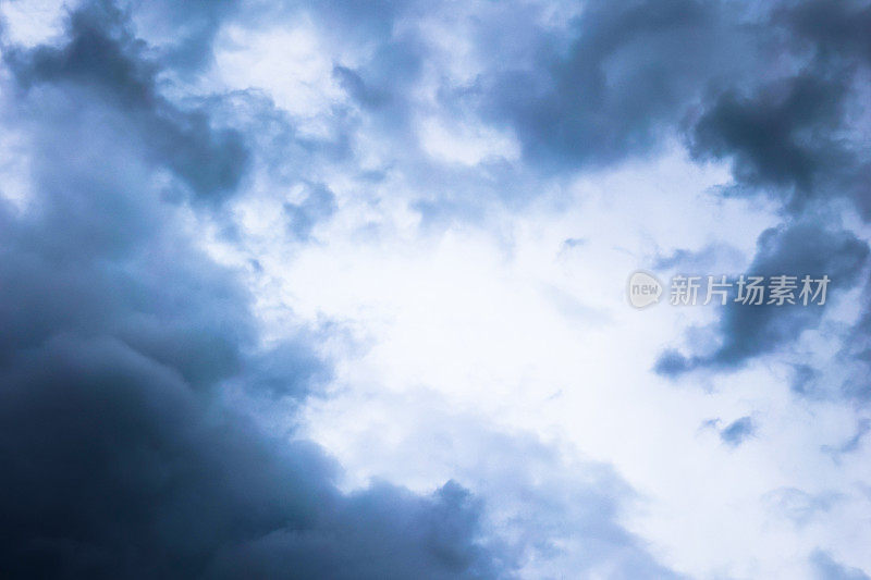 天空布满了雷雨