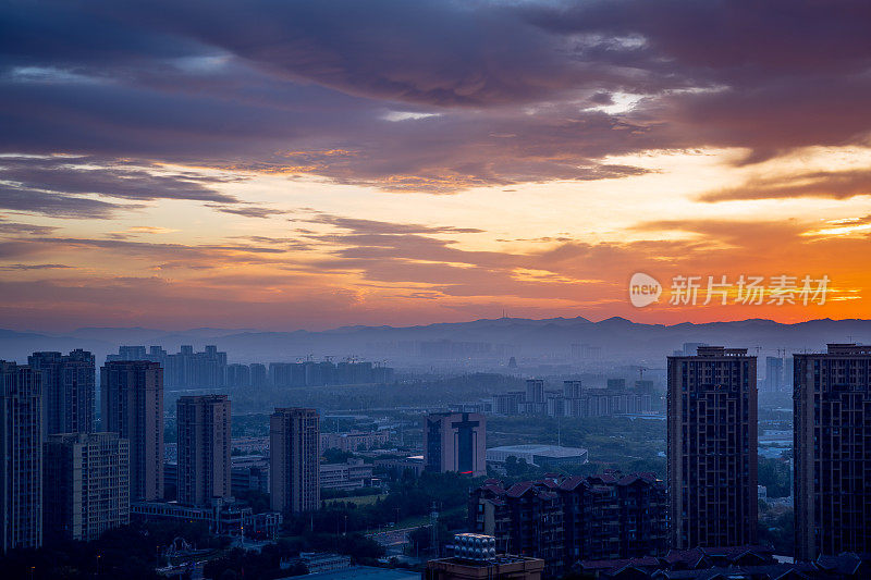 清晨，成都市上空乌云密布