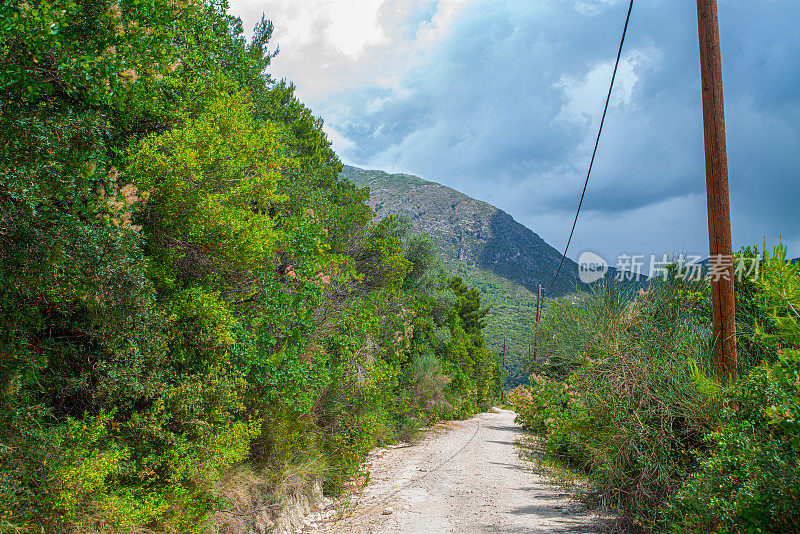 地中海沿岸尘土飞扬的道路，俯瞰美丽的帕尔加市