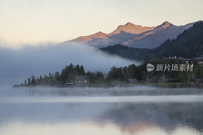 黎明亲吻着奥地利的山脉。